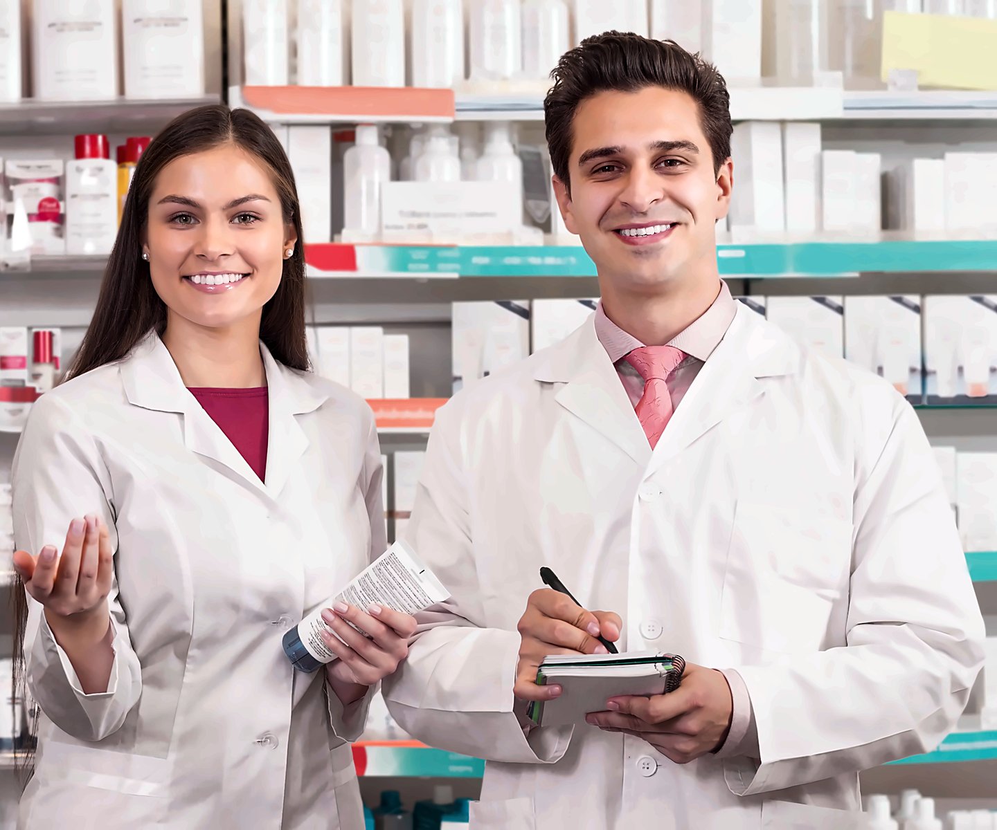Equipo de farmacia sonriendo frente a las góndolas